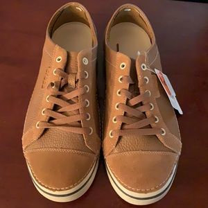 NWT Crocs lace up leather sneakers